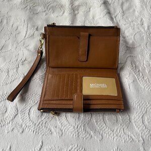NWT Michael Kors Adele Logo Smartphone Wallet Wristlet